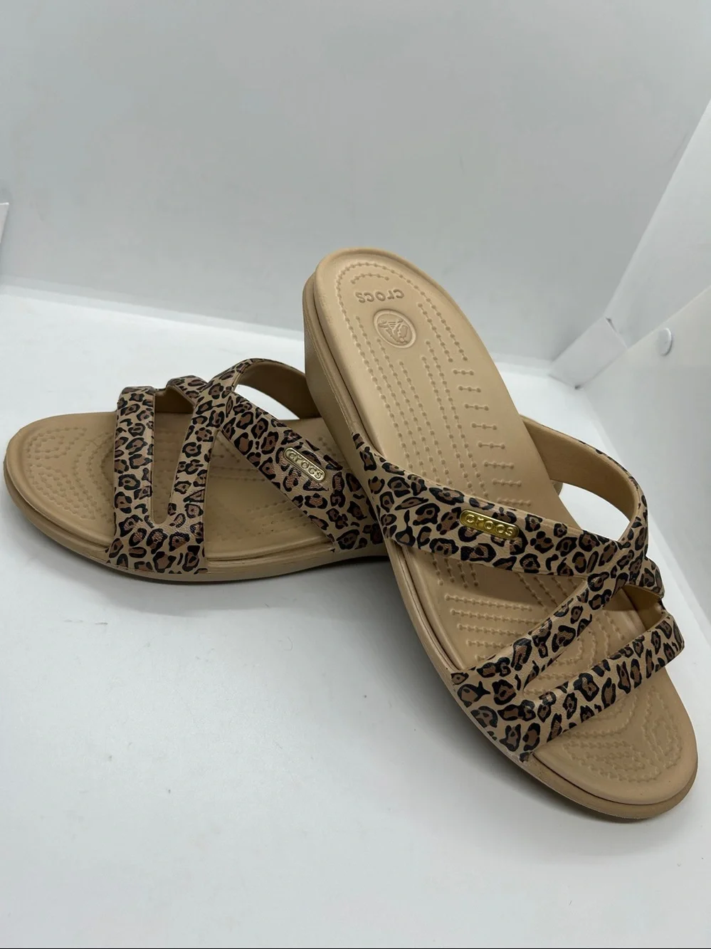 Crocs Sandals Women Sz 8 Leopard Cheetah Print Wedge Strappy Slides Animal Print - Picture 6 of 15